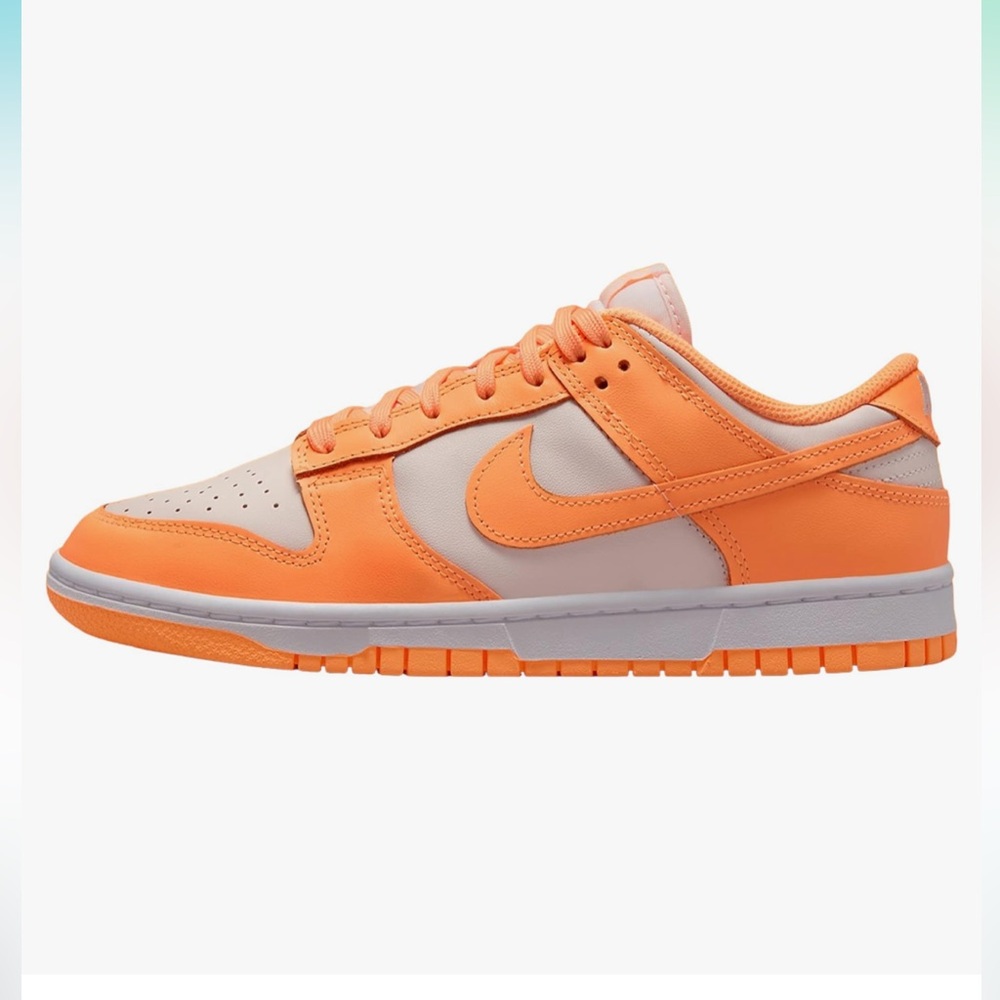 Nike Low Dunk (WMNS). Size 9